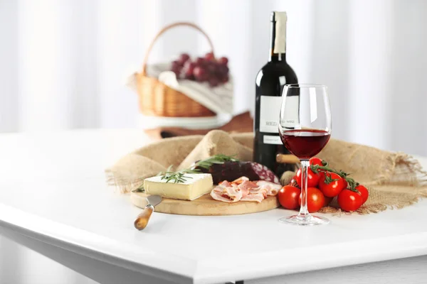 食品とワインのグラス — ストック写真