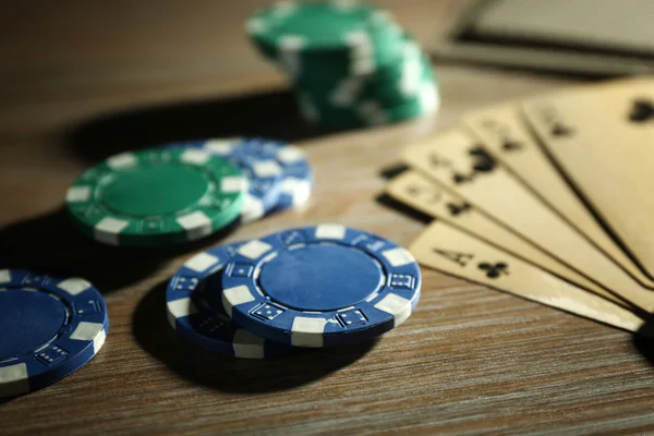 Poker kartları ve patates kızartması ile — Stok fotoğraf