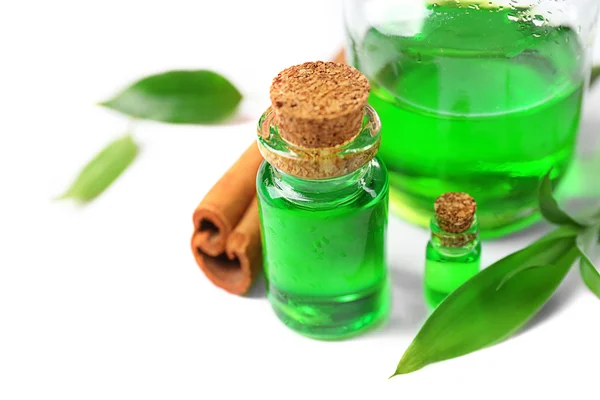 Butelki olejku herbacianego i cynamon — Zdjęcie stockowe