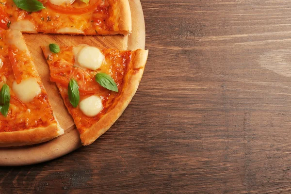 Margherita-Pizza in Scheiben — Stockfoto