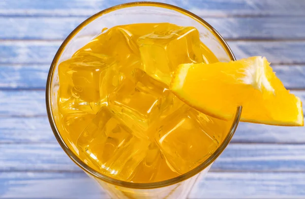 Vaso de zumo de naranja con hielo — Foto de Stock