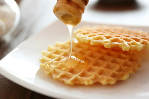 Waffle dökülen tatlım — Stok fotoğraf
