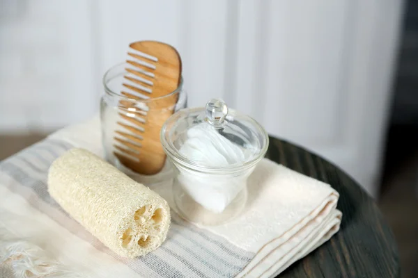 Ensemble salle de bain avec serviettes — Photo