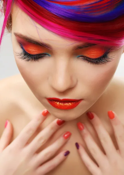 Vacker flicka med färgglad makeup — Stockfoto