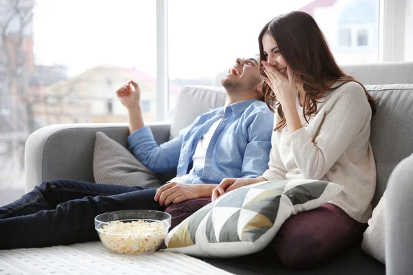 Jovem casal assistindo TV — Fotografia de Stock