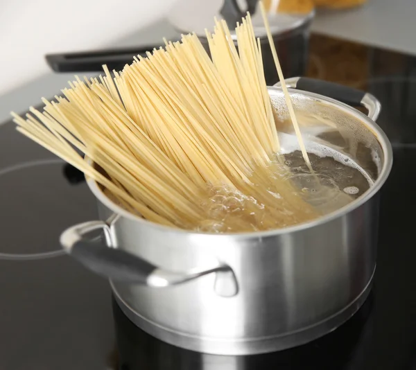 Tavada spagetti kaynar — Stok fotoğraf