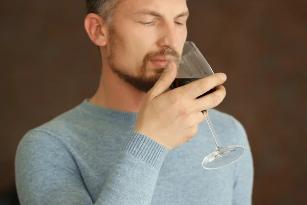 Man smakar rödvin — Stockfoto