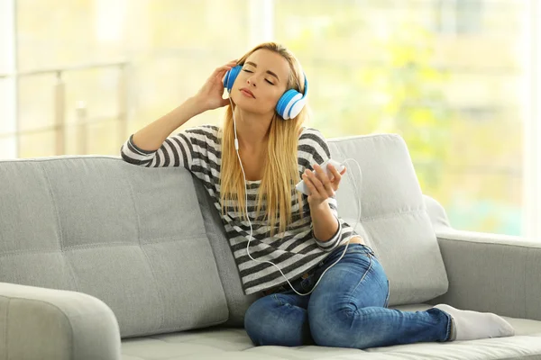 Woman listening music — Stock Photo, Image