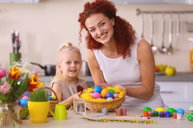 Anne ve kızı Paskalya yumurtaları dekorasyon