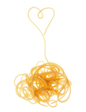 Pişmiş spagetti izole 