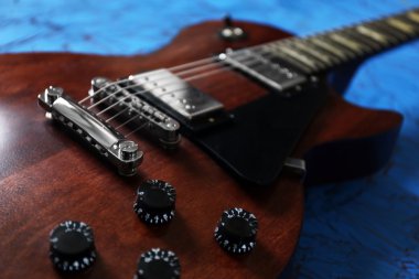 Kahverengi elektro gitar  