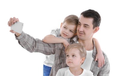 Selfie üzerinde beyaz izole oğulları ile yapma baba