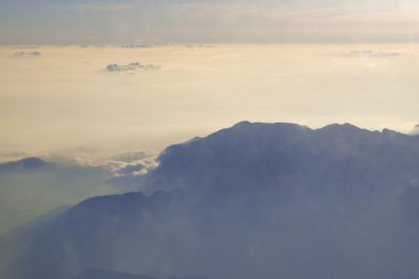 pencereden görüldüğü gibi gökyüzü ve bulutlar