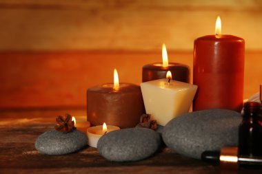 Yanan mumlar çiçeklerle 