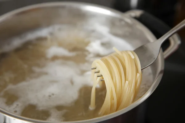 Spaghetti rotolati su forchetta — Foto Stock