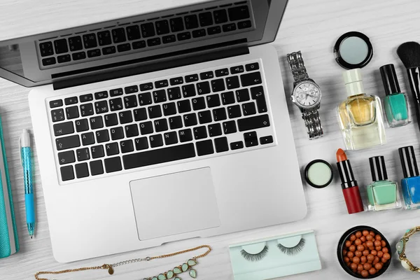 Kadının aksesuarları ile dizüstü bilgisayar