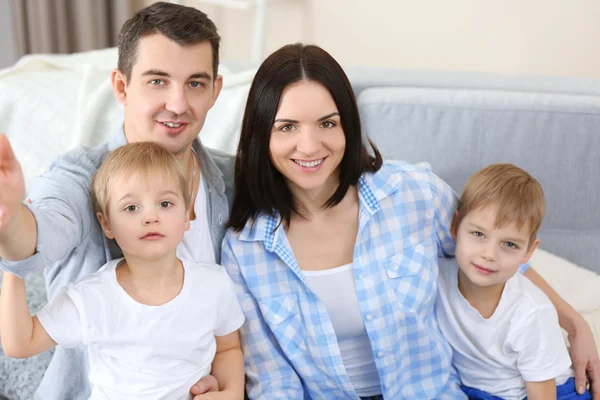 Felice Famiglia Facendo Selfie Nuova Casa — Foto Stock