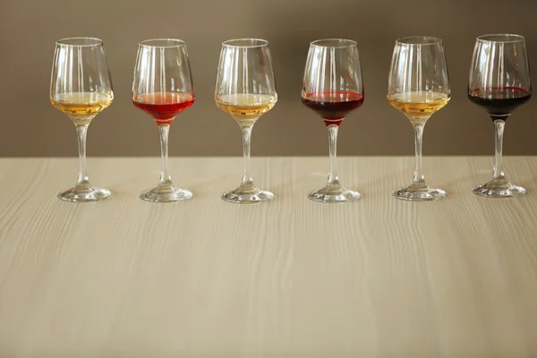 Many glasses of different wine — Stock Photo, Image