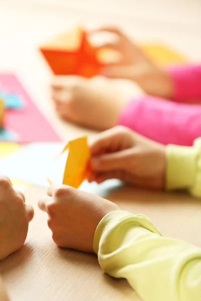 Kinderen maken van de zwaan — Stockfoto