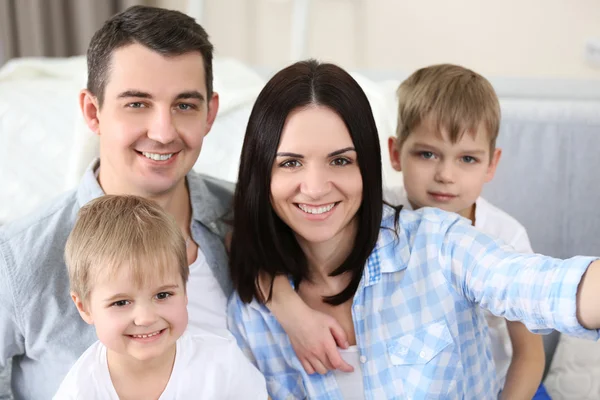 Felice Famiglia Facendo Selfie Nuova Casa — Foto Stock