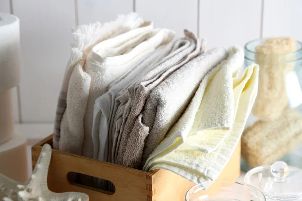 Accessori da bagno sul tavolo — Foto Stock