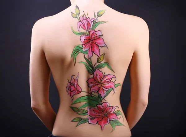 Цветочный рисунок тела на спине женщины — стоковое фото