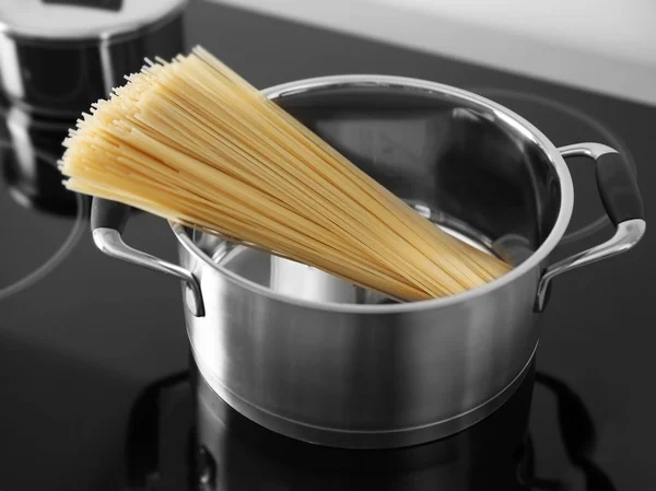 Tavada spagetti kaynar — Stok fotoğraf
