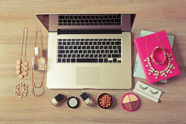 Laptop en vrouwelijke accessoires — Stockfoto