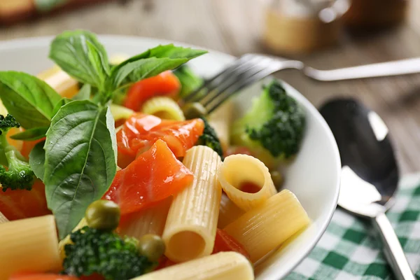 Teller Nudeln mit Lachs — Stockfoto