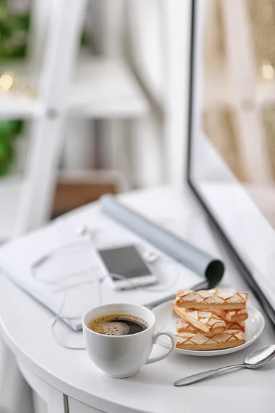 Fincan kahve ve telefon — Stok fotoğraf