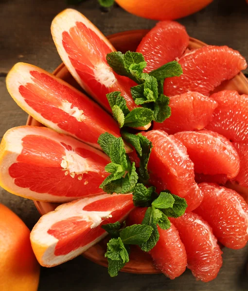 Сочные кусочки грейпфрута с мятой — стоковое фото