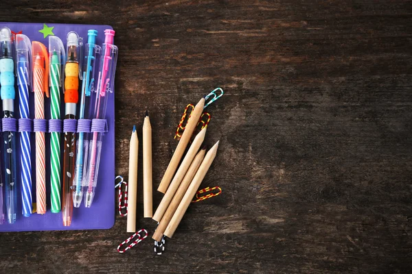 Caja de lápiz con varios artículos de papelería —  Fotos de Stock