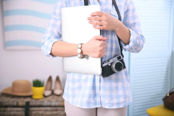 Frau mit Laptop. — Stockfoto