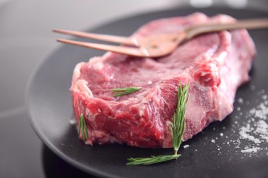 pişmemiş domuz biftek 