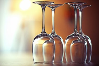 Bir tabloda boş kadehlerin