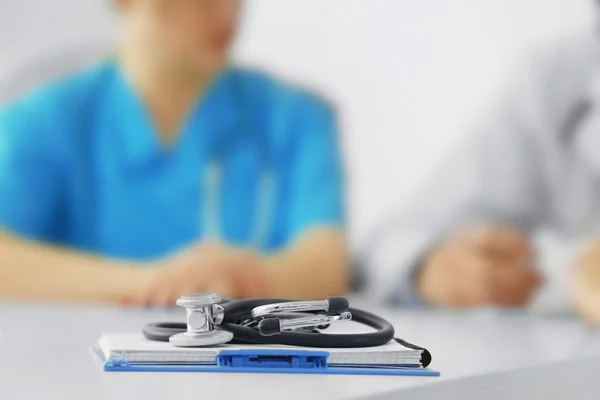 Un carnet et un stéthoscope sur la table du médecin — Photo