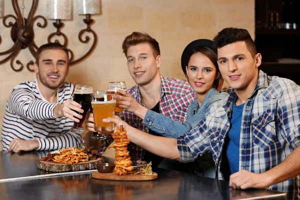 Grupo Jovens Que Passam Tempo Bar — Fotografia de Stock