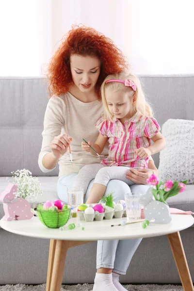 Madre e hija decorando huevos de Pascua — Foto de Stock