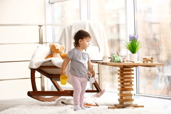 Klein Meisje Spelen Met Speelgoed Kamer — Stockfoto