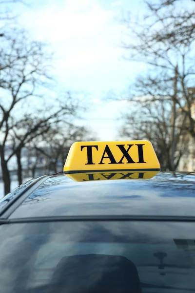 Taxi značka na auto — Stock fotografie