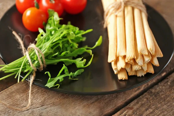 Bread sticks with arugula and cherry tomatoes — Stock Photo, Image