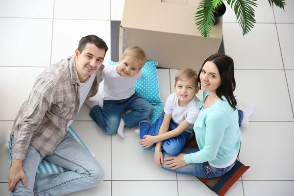 Concetto Movimento Felice Famiglia Seduta Piano Nella Nuova Casa Con — Foto Stock