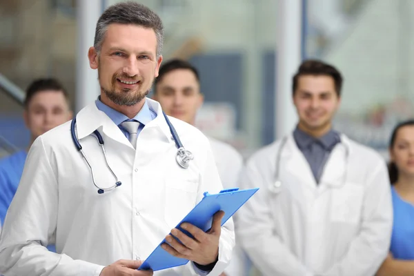 Médico Sonriente Con Trabajadores Médicos Pie Hospital — Foto de Stock