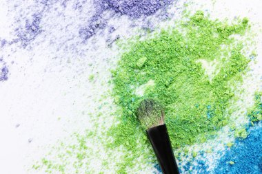 Makyaj fırça ile toz 