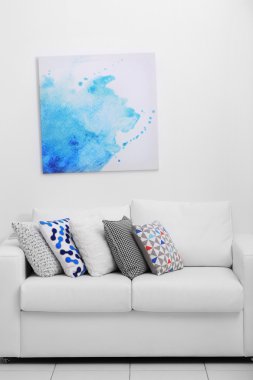 Kanepe ile renkli yastıklar