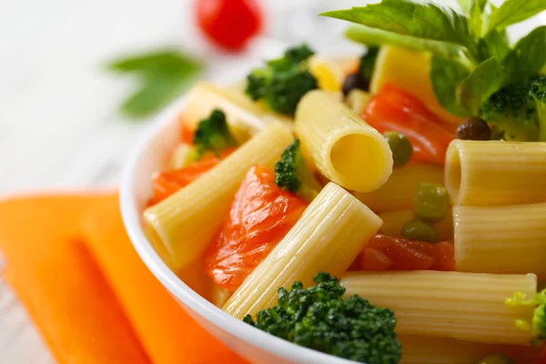 Piatto di pasta con salmone — Foto Stock