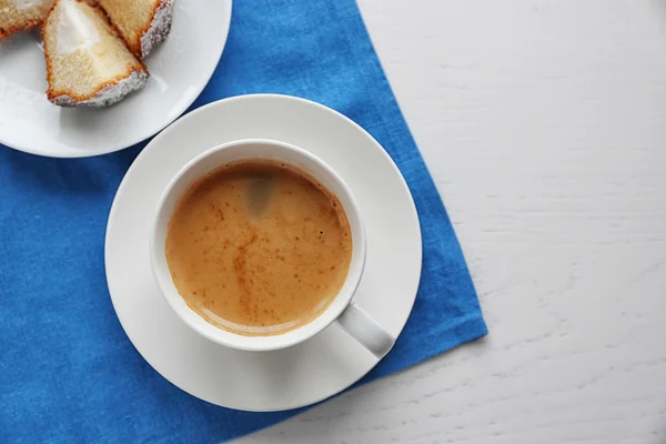 Secangkir kopi dengan kue — Stok Foto