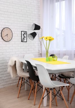 masa ve sandalyeler ile iç