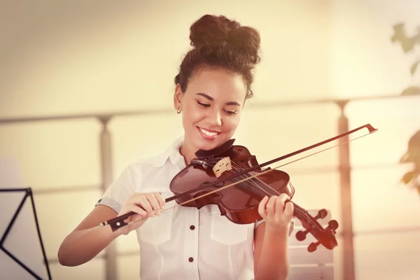Молода дівчина грає на скрипці — стокове фото