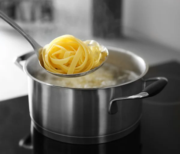 Boiling nest pasta in pan — Stock Photo, Image